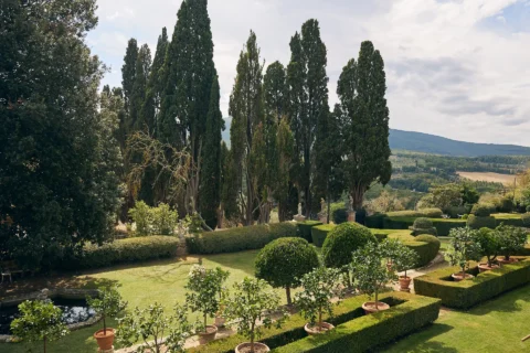 the extraordinaire borgo stomennano golden hour chuppah ceremony