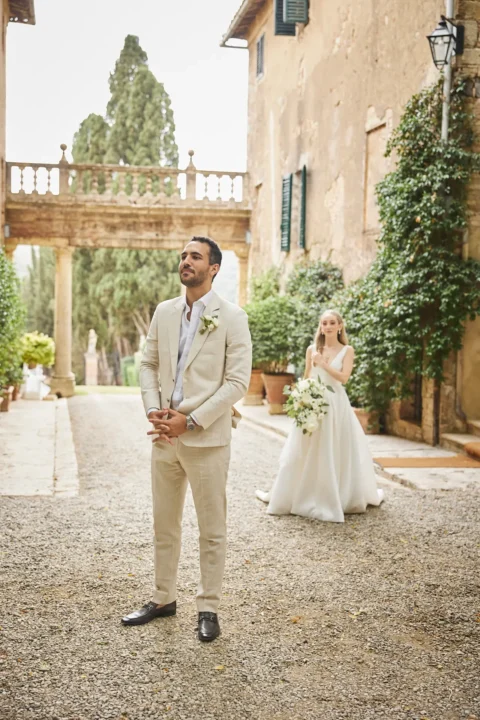 the extraordinaire borgo stomennano golden hour chuppah ceremony