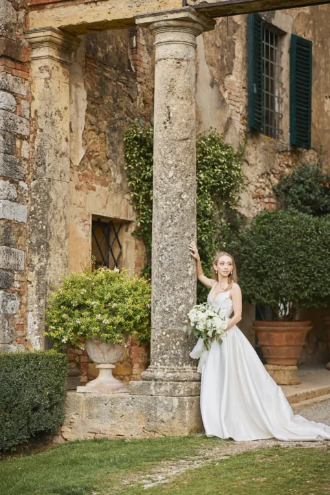 the extraordinaire borgo stomennano golden hour chuppah ceremony