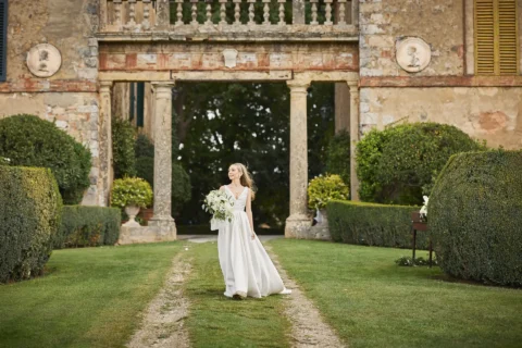 the extraordinaire borgo stomennano golden hour chuppah ceremony