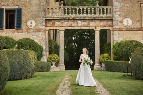 the extraordinaire borgo stomennano golden hour chuppah ceremony
