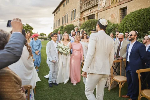 the extraordinaire borgo stomennano golden hour chuppah ceremony