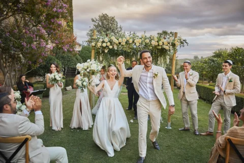the extraordinaire borgo stomennano golden hour chuppah ceremony