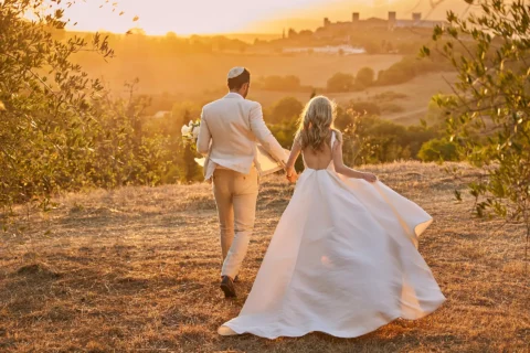 the extraordinaire borgo stomennano golden hour chuppah ceremony