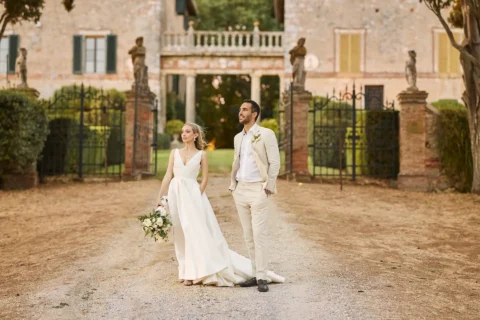 the extraordinaire borgo stomennano golden hour chuppah ceremony