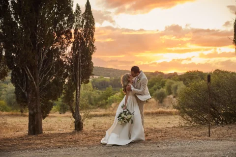 the extraordinaire borgo stomennano golden hour chuppah ceremony