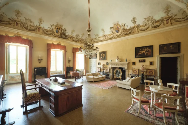 the extraordinaire tuscany villa di geggiano first floor living room