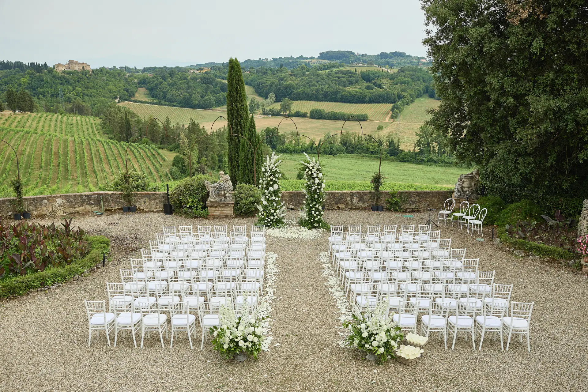 the extraordinaire tuscany villa di monaciano romantic vineyard celebration