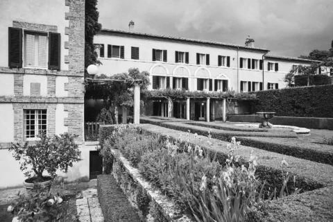 the extraordinaire tuscany villa la foce valdorcia estate wedding