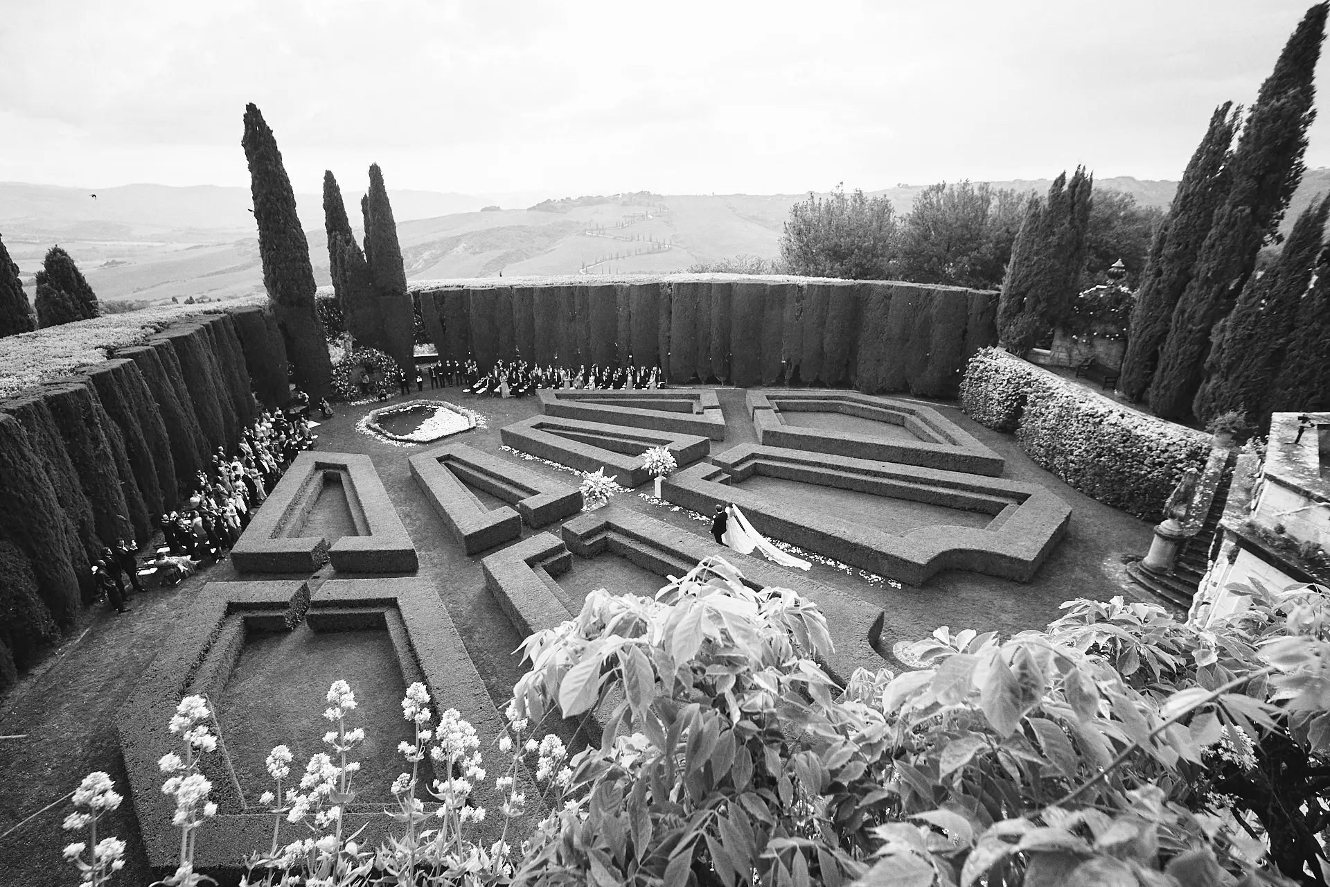 the extraordinaire tuscany villa la foce valdorcia estate wedding