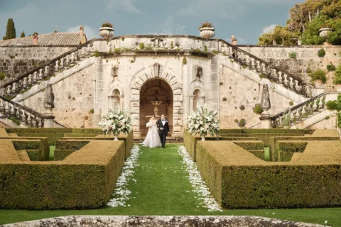 the extraordinaire tuscany villa la foce valdorcia estate wedding