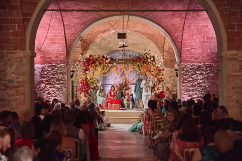 the extraordinaire villa di monaciano vibrant tuscan indian wedding