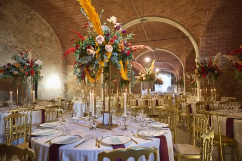 the extraordinaire villa di monaciano vibrant tuscan indian wedding