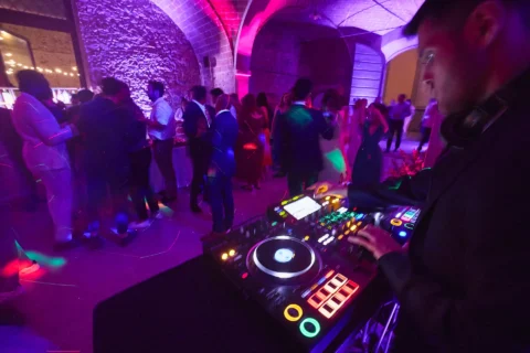 the extraordinaire villa di monaciano vibrant tuscan indian wedding